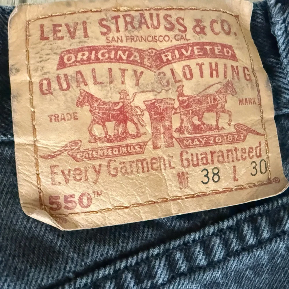 Levi's 550 Relaxed Fit Men's Jeans in Distressed Black 38x30
